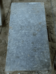 De grafsteen die zo zwaar is dat hij in de kerk zal worden gerestaureerd.